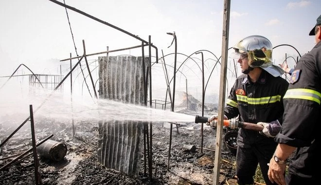 Αναζωπύρωση της φωτιάς στο Μενίδι – Σπεύδουν πυροσβεστικές δυνάμεις